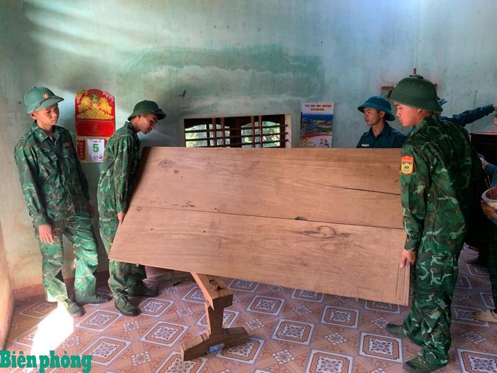 Cán bộ, chiến sĩ Đồn Biên phòng Tam Quan Nam cùng lực lượng địa phương tháo dỡ nhà cũ, di chuyển đồ đạc giúp gia đình bà Dương Thị Đương tại phường Hoài Nhơn, tỉnh Gia Lai. Ảnh: Thanh Bình