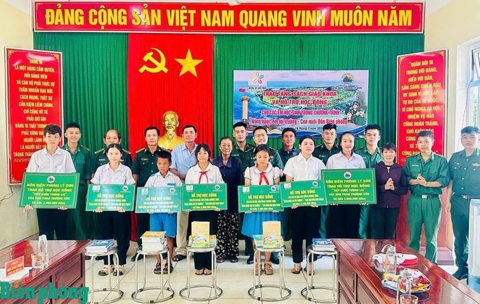Cán bộ Đồn Biên phòng Lý Sơn, Ban Chỉ huy Bộ đội Biên phòng tỉnh Quảng Ngãi phối hợp với các nhà hảo tâm tổ chức gặp mặt, trao tặng sách giáo khoa, hỗ trợ học bổng cho các em học sinh trong Chương trình “Nâng bước em tới trường - Con nuôi đồn Biên phòng” trên địa bàn Đặc khu Lý Sơn trước thềm năm học mới 2026-2027. Ảnh: Tuấn Anh