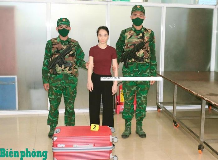 Đối tượng Nguyễn Thị Phương bị bắt giữ tại khu vực soi chiếu hành lý cửa khẩu quốc tế Mộc Bài. Ảnh: Đơn vị cung cấp