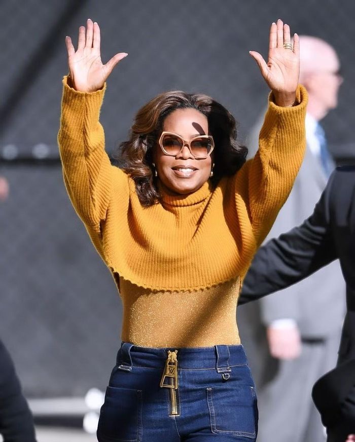 Oprah Winfrey - 5 tỷ USD: Oprah Winfrey được biết đến nhiều nhất với vai trò người dẫn chương trình và nhà sáng lập đế chế truyền thông. Bà đồng thời là diễn viên từng nhận đề cử Oscar nhờ The Color Purple, sau đó góp mặt trong Beloved, The Butler và A Wrinkle in Time. 