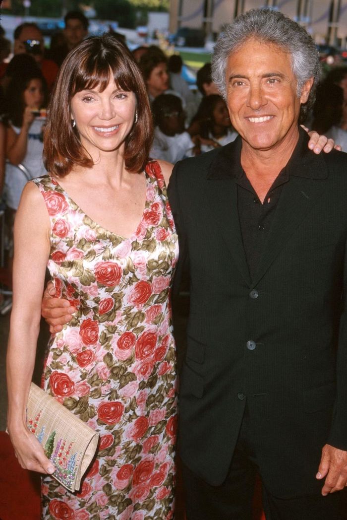  Victoria Principal - 350 triệu USD: Victoria Principal được khán giả biết đến rộng rãi qua vai Pamela Barnes Ewing trong loạt phim truyền hình Dallas. Sau khi rời bộ phim, bà chuyển trọng tâm sang sản xuất và kinh doanh. Principal thành lập thương hiệu chăm sóc da Principal Secret, biến lĩnh vực làm đẹp thành nguồn thu quan trọng hơn sự nghiệp diễn xuất. Bà còn đầu tư vào bất động sản và thực hiện nhiều hoạt động thiện nguyện. 
