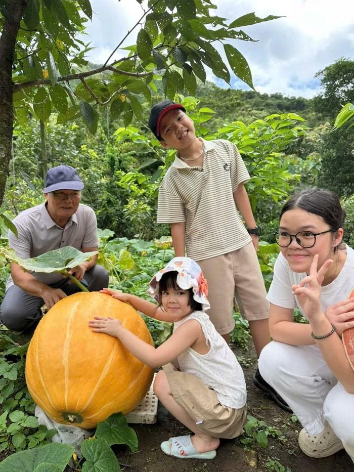 Du khách hào hứng chụp ảnh với quả bí ngô khổng lồ.