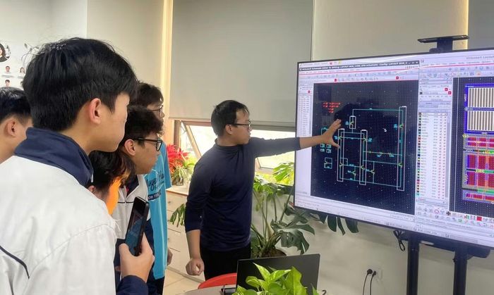 Thí sinh trải nghiệm khoa học công nghệ tại ngày hội tuyển sinh. Ảnh: Dương Triều
