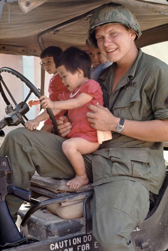 Cựu phóng viên chiến trường Mỹ Ronald Heaberle, người được Chính phủ Việt Nam tặng Kỷ niệm chương vì hòa bình. Ông gửi tặng tấm ảnh năm 27 tuổi, có mặt tại chiến trường Đức Phổ và chứng kiến nhiều sự kiện ở xã Ba Trang. Ảnh: Tư liệu