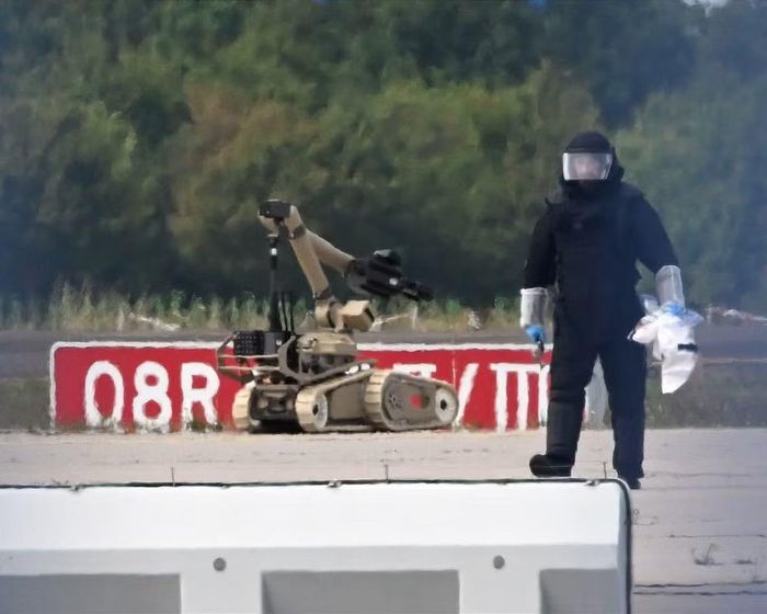 Robot gỡ bom mìn tại sân bay Leipzig. (Ảnh: AP)