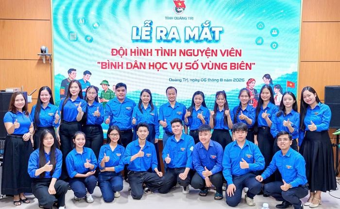 Đội hình tình nguyện viên “Bình dân học vụ số vùng biên” tỉnh Quảng Trị.