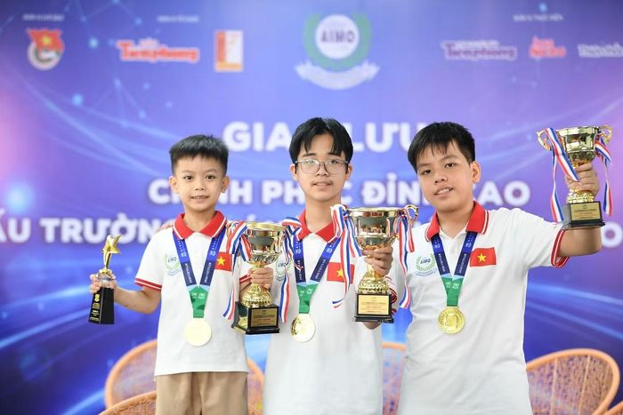 Lê Quang Vinh (ở giữa) chụp ảnh cùng các thí sinh.