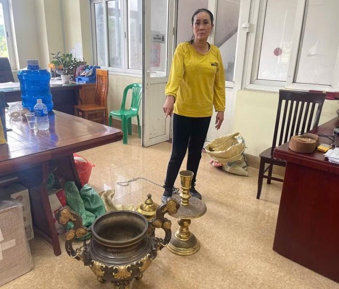 Đối tượng Nguyễn Thị Hoa và tang vật trộm cắp.