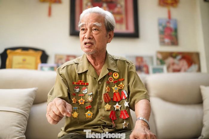 Ông Lâm Quốc Dũng chia sẻ ký ức về những năm tháng làm giấy tờ giả cho lực lượng Biệt động Sài Gòn. (Ảnh: Nguyễn Tiến)