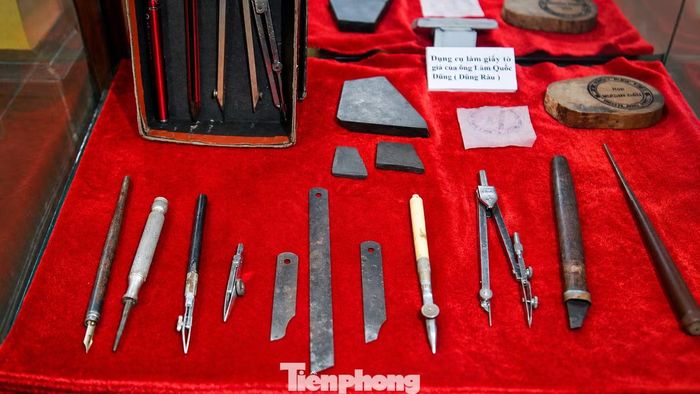 Những dụng cụ thô sơ từng được sử dụng để làm giấy tờ giả hiện được trưng bày tại Bảo tàng Biệt động Sài Gòn. (Ảnh: Nguyễn Tiến)
