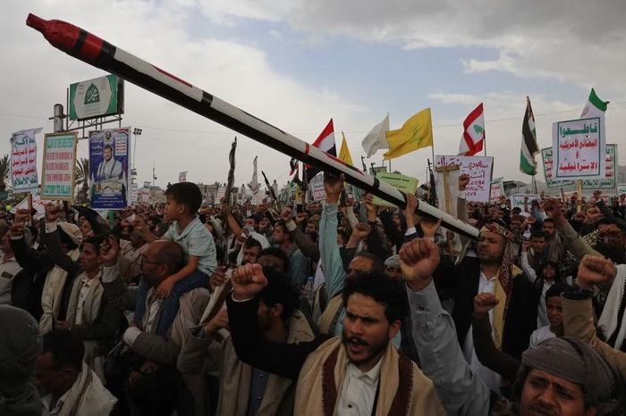 Đám đông ủng hộ Houthi tập trung ở thủ đô Sanaa, ngày 31/7. (Ảnh: AP)