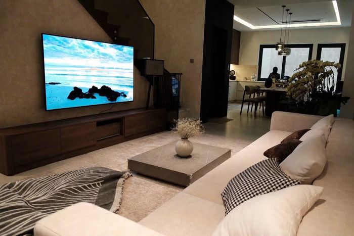 Phòng khách được bố trí theo phong cách tối giản, kết nối liền mạch với khu vực bếp, tạo cảm giác rộng rãi và ấm cúng.