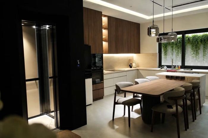 Không gian bếp và phòng ăn được thiết kế theo phong cách hiện đại, sử dụng tông màu gỗ và trắng chủ đạo, ưu tiên ánh sáng tự nhiên và sự thông thoáng.