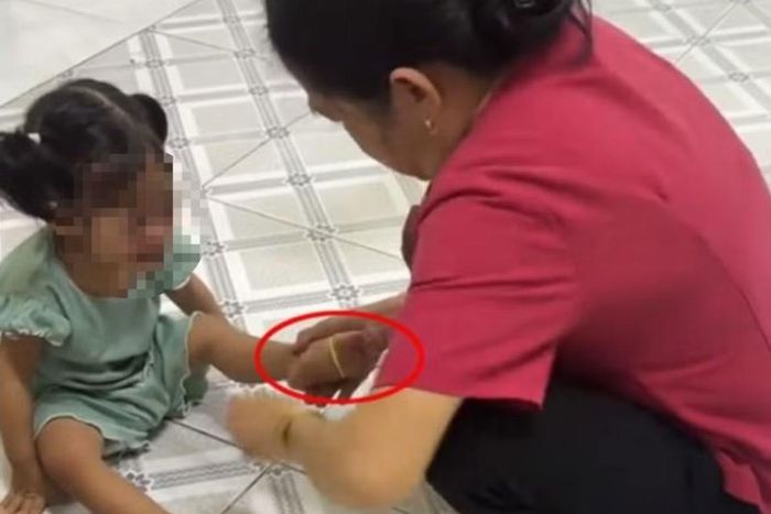 Cảnh bảo mẫu dùng dây thun bắn vào chân một cháu bé được cắt từ video lan truyền trên mạng xã hội.