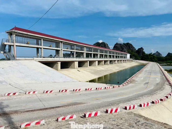 Một trong những công trình tiêu biểu là hệ thống xả lũ tràn Đức Long. Công trình có tổng mức đầu tư 90 tỷ đồng, được UBND tỉnh phê duyệt theo Quyết định số 1010/QĐ-UBND ngày 30/11/2023. Đến nay, toàn bộ các hạng mục như cửa van điều tiết, cầu giao thông, nhà quản lý và hệ thống thiết bị đã hoàn thành, sẵn sàng vận hành để chủ động cắt lũ, hạ mực nước sông Hoàng Long.