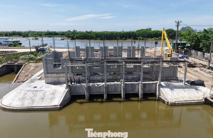 Theo đại diện Công ty, với sự chỉ đạo quyết liệt của UBND tỉnh cùng sự phối hợp chặt chẽ của các đơn vị liên quan, nhiều dự án đã hoàn thành đúng hoặc vượt tiến độ, góp phần nâng cao năng lực phòng, chống thiên tai, bảo vệ sản xuất, đời sống người dân và tạo nền tảng phát triển kinh tế - xã hội bền vững.
