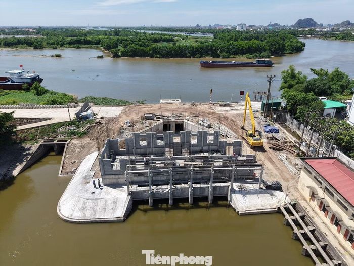 Những năm qua, Ninh Bình xác định đầu tư hạ tầng thủy lợi, đê điều và tiêu úng là nhiệm vụ trọng tâm nhằm chủ động ứng phó với biến đổi khí hậu, giảm thiểu thiệt hại do mưa lũ. Nhiều dự án trọng điểm được triển khai đồng bộ và đang phát huy hiệu quả ngay trước mùa mưa bão năm 2026.