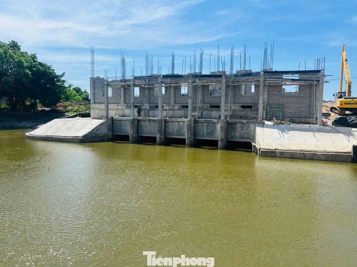 Trong khi đó, Dự án nâng cấp Trạm bơm Gia Trấn (tổng mức đầu tư 60 tỷ đồng) đang được nhà thầu gấp rút hoàn thiện những hạng mục cuối cùng để bàn giao vào tháng 10/2026. Công trình có nhiệm vụ tiêu úng cho Khu công nghiệp Gián Khẩu và điều tiết nước phục vụ sản xuất nông nghiệp.