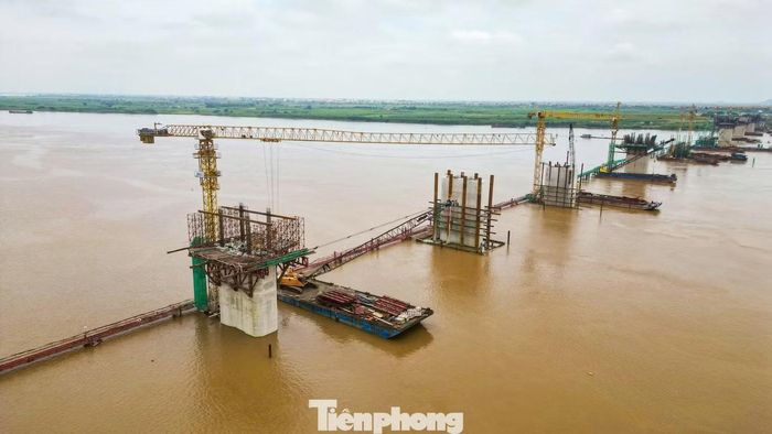 Trên công trường, nhiều mũi thi công được triển khai đồng thời. Các trụ cầu giữa sông đã bước sang giai đoạn thi công thân trụ và dầm cầu sau khi hoàn thành phần móng.