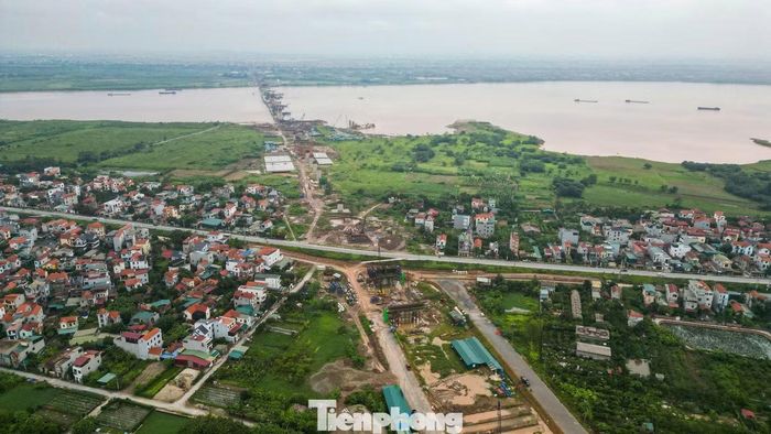 Cầu Hồng Hà kết nối hai bờ sông Hồng, điểm đầu thuộc xã Ô Diên (huyện Đan Phượng cũ), điểm cuối thuộc xã Văn Khê (huyện Mê Linh cũ). Khi hoàn thành, cầu Hồng Hà sẽ góp phần hoàn thiện tuyến Vành đai 4 - Vùng Thủ đô, đồng thời mở rộng không gian phát triển khu vực phía Bắc Hà Nội.