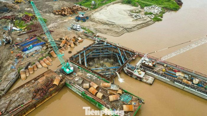 Cầu Hồng Hà nằm trên tuyến đường Vành đai 4 - một trong những công trình giao thông trọng điểm, mang tính chiến lược của thành phố Hà Nội. Cầu có chiều dài khoảng 6 km gồm cầu chính và đường dẫn hai đầu, quy mô 4 làn xe cơ giới.