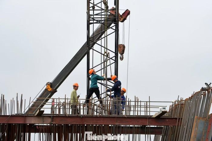 Công nhân làm việc trên thân trụ cầu. Các nhà thầu đặt mục tiêu hoàn thành và thông xe kỹ thuật công trình vào tháng 7/2027 theo kế hoạch.
