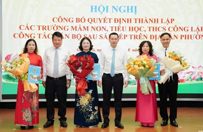 Phường Giảng Võ (Hà Nội) công bố quyết định về công tác cán bộ sau sắp xếp trường học.