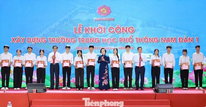 Phó Thủ tướng Phạm Thị Thanh Trà và lãnh đạo tỉnh Nghệ An trao quà cho học sinh có hoàn cảnh khó khăn.