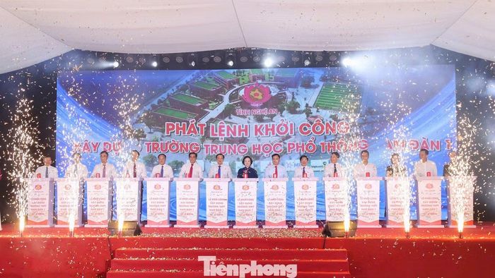 Các đại biểu ấn nút khởi công.