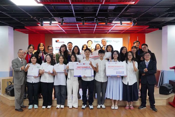 Các đội thi xuất sắc cùng Ban Giám khảo và Ban Tổ chức lưu giữ khoảnh khắc trong Chung kết Toàn quốc Global Citizen Debate Challenge 2026.