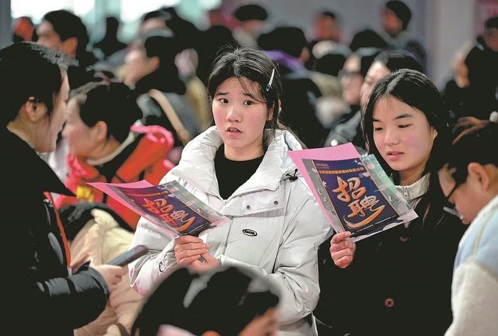 Phần lớn người trẻ Trung Quốc vẫn mong muốn có được công việc ổn định. Ảnh: China Daily