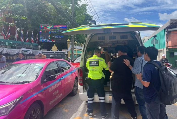 Lực lượng chức năng đưa người bị thương đi cấp cứu. (Ảnh: Bangkok Post)
