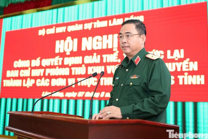 Thiếu tướng Lê Xuân Bình - Phó Tư lệnh, kiêm Tham mưu trưởng Quân khu 7, phát biểu chỉ đạo.