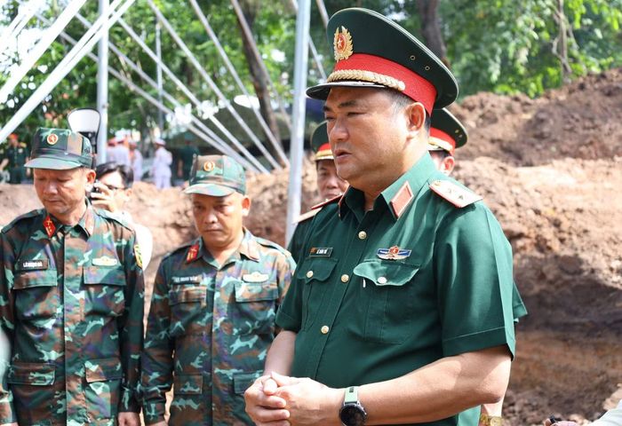 Trung tướng Lê Xuân Thế trao đổi, dặn dò cán bộ, chiến sĩ đang thực hiện nhiệm vụ trong Chiến dịch 500 ngày đêm.