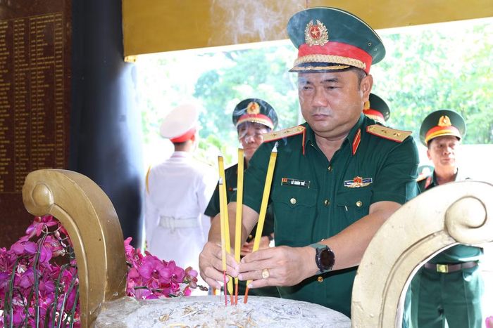 Trung tướng Lê Xuân Thế - Tư lệnh Quân khu 7 dâng hương tưởng niệm Anh hùng liệt sĩ.