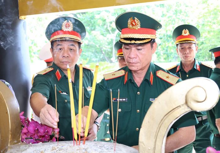 Thiếu tướng Trần Ngọc Minh - Phó Tư lệnh Quân khu 7, Thiếu tướng Vũ Văn Điền - Tư lệnh Bộ Tư lệnh TPHCM, dâng hương tưởng niệm.