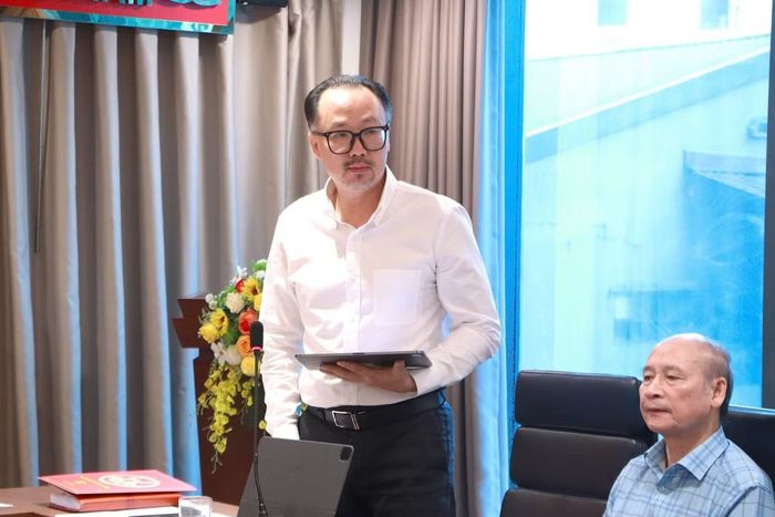 Phó Giám đốc Sở Nông nghiệp và Môi trường Nguyễn Minh Tấn thông tin về công tác triển khai thực hiện Đề án “Vùng phát thải thấp trong Vành đai 1, thành phố Hà Nội”, tại Hội nghị.