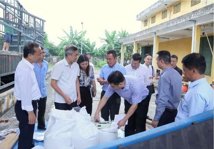 Lãnh đạo Cục Dự trữ Nhà nước kiểm tra chất lượng gạo tại Chi cục DTNN khu vực I trước khi xuất cấp hỗ trợ học sinh năm 2025.