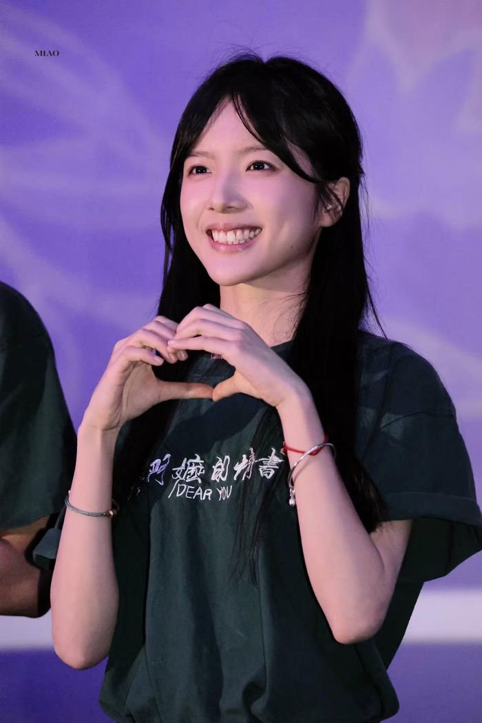 Ở nhiều sự kiện điện ảnh sau khi Thư tình gửi ngoại trở thành cơn sốt, Lý Tư Đồng vẫn giữ thói quen mặc trang phục đơn giản cùng mái tóc đen dài buông tự nhiên, không tạo kiểu cầu kỳ. Cô gái sinh năm 2004 cũng trung thành với kiểu trang điểm đơn giản.