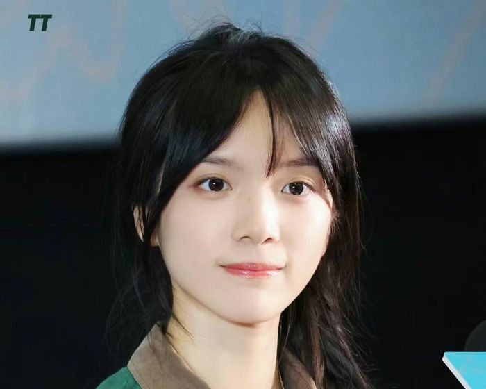 Nữ chính của phim là Lý Tư Đồng - người chưa từng tham gia bất cứ tác phẩm điện ảnh nào trước đó. Trong vai Tạ Nam Chi, Lý Tư Đồng không mang đến kiểu diễn xuất nhiều cao trào. Cô lựa chọn cách thể hiện tiết chế, chủ yếu truyền tải cảm xúc qua ánh mắt và sự thay đổi rất nhỏ trong biểu cảm. Điều này giúp nhân vật giữ được sự chân thực, đồng thời phù hợp với không khí chung của bộ phim.