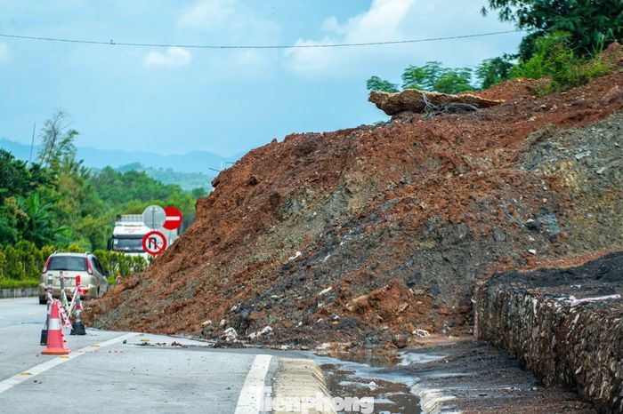 Nghiêm trọng nhất là điểm sạt lở nằm tại địa phận xã Lộc Bình, một lượng lớn đất đá từ trên đồi đổ xuống vùi lấp làn 2/3 làn đường hướng từ Lạng Sơn về Quảng Ninh.