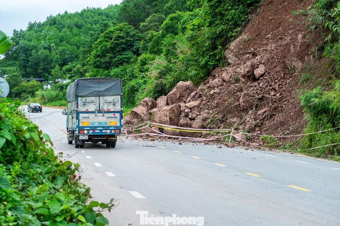 Điểm sạt lở chiều dài khoảng 20m, rộng 8m, cao trung bình 2,5m, khối lượng đất đá ước khoảng 400m³. Nhiều khối đá lớn tràn xuống phần đường xe chạy, làm thu hẹp mặt đường giao thông.