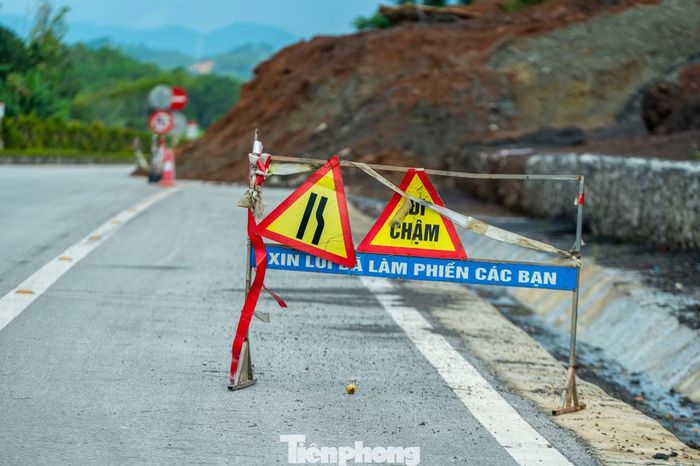  Trao đổi với PV Tiền Phong, ông Trần Văn Vương - Phó Giám đốc Sở Xây dựng tỉnh Lạng Sơn cho biết, đơn vị đã thực hiện quy trình báo cáo về sự cố sạt lở do mưa lũ đồng thời lên phương án xử lý sớm. Trước mắt, tại các điểm sạt lở và có nguy cơ sạt lở, Sở đã chỉ đạo lập rào chắn, đặt biển cảnh báo trên tuyến để các phương tiện tham gia giao thông an toàn. 