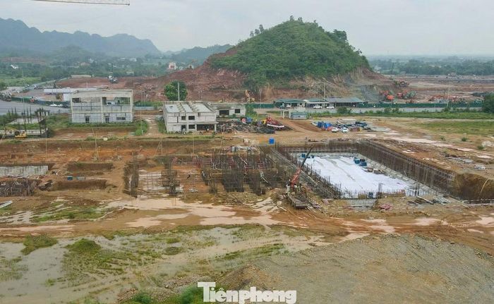 Trước đó, sau các lần chuyển giao qua nhiều chủ đầu tư, năm 2017, dự án được bàn giao cho Công ty TNHH Năng lượng Môi trường Tianyu Thanh Hóa làm chủ đầu tư, với diện tích sử dụng đất hơn 10ha. Theo kế hoạch, nhà máy có công suất xử lý 1.000 tấn chất thải rắn sinh hoạt mỗi ngày đêm, được chia làm 2 giai đoạn. Tổng mức đầu tư cho nhà máy này khoảng 90 triệu USD.