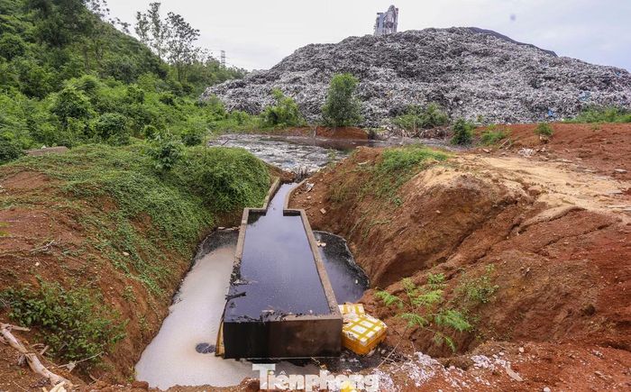 Ông Hà Duyên Hạnh, Chủ tịch Hội đồng quản trị Công ty CP Môi trường và Công trình Đô thị Bỉm Sơn xác nhận, bãi rác Núi Voi đã quá tải trong thời gian dài. Mỗi ngày, bãi rác tiếp nhận khoảng 80 tấn rác. Việc xử lý mới dừng ở khâu khử mùi, khử khuẩn; còn xử lý triệt để phải chờ nhà máy rác hoàn thành và đi vào vận hành.