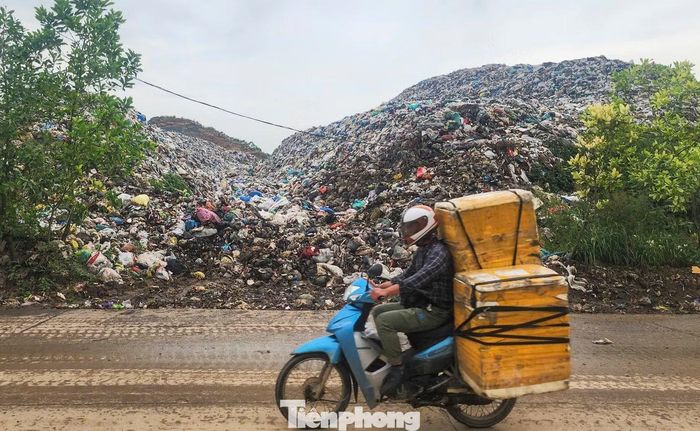 Bãi rác hiện đã chất cao cả chục mét, do không được chôn lấp kịp thời, phơi ngoài trời, tạo điều kiện cho ruồi muỗi sinh sôi, mùi hôi lan rộng. Đơn vị quản lý phải dùng các tấm lưới chắn để rác không tràn ra.