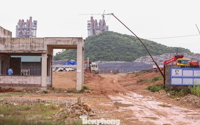  "UBND tỉnh đã yêu cầu dự án phải hoàn thành cuối năm 2026. Hàng tháng, phường đều kiểm tra và báo cáo, đốc thúc chủ đầu tư song việc xây dựng còn chưa đồng bộ, phân tán nguồn lực. Một số hạng mục phụ trợ thi công gián đoạn, tăng khối lượng phát sinh, kéo theo tiến độ chung dự án", ông Hùng cho hay. 