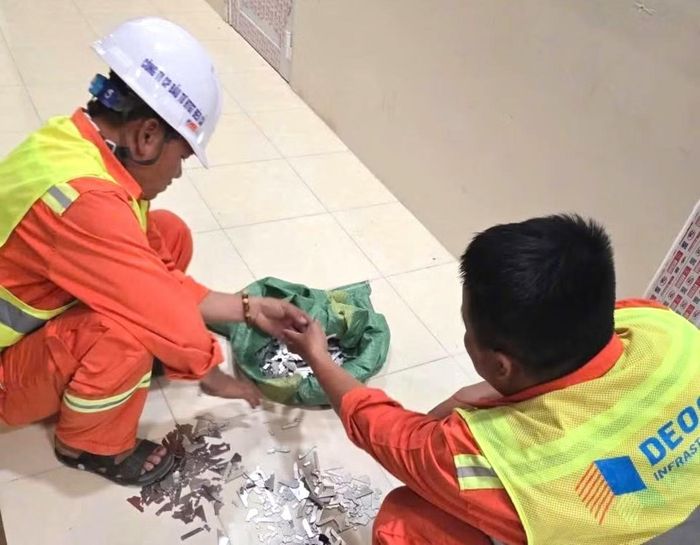 Các kim loại rơi vãi được đơn vị quản lý cao tốc thu gom lại.