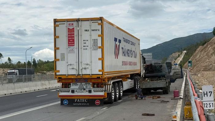 Nhiều phương tiện bị thủng lốp khi va phải kim loại rơi xuống đường.