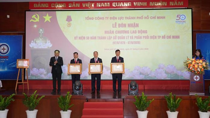 Từ phải qua: Ông Nguyễn Minh Tùng - Thành viên HĐTV, ông Bùi Trung Kiên - Phó Tổng giám đốc, ông Bùi Hải Thành - Phó Tổng giám đốc cùng vinh dự nhận Huân chương Lao động hạng nhì.
